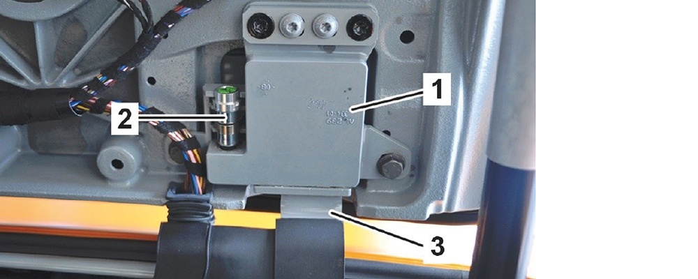 SLS AMG 装备有一个安全系统，当汽车在事故后车顶向下躺着时，该安全系统将车门铰链从铰链臂上脱开。 每个车门铰链（1）中都装有一个爆燃式触发器（2），由乘员保护系统控制单元触发。 车门锁打开后可以将车门从铰链臂（3）上拔下。