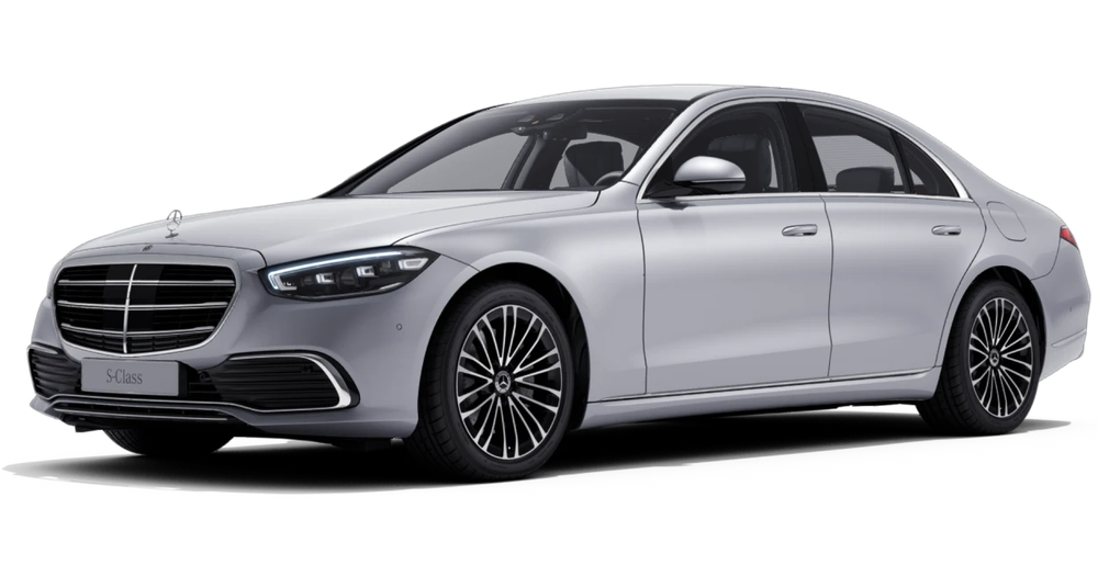 Slīps skats uz automobili no priekšpuses kreisajā pusē