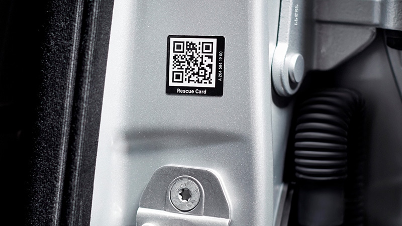 Detailaufnahme von B-Säule mit aufgeklebtem Rettungs-Sticker mit QR-Code