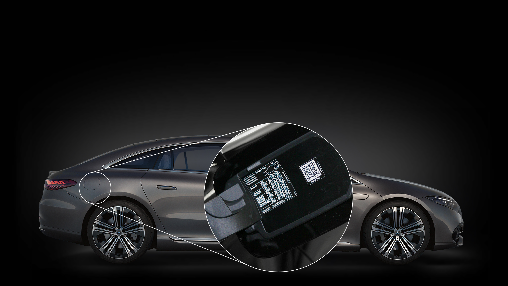 Darstellung eines Mercedes-Benz Fahrzeugs mit aufgeklebtem Rettungs-Sticker mit QR-Code in der Tankklappe.
